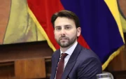 La salida de Niels Olsen ocurre tras ser anunciado por ADN como precandidato a la Prefectura del Guayas.