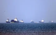 Embarcaciones cruzando el estrecho de Ormuz.