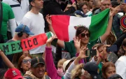 Hinchas de México alientan a su selección previo a su debut ante Sudáfrica.