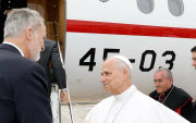 El rey Felipe VI cedió su avión para que trasladen al papa a Roma.