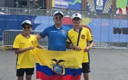 Ecuatorianos en el Lincoln Financial Field de Filadelfia: Franklin Benavides junto a sus hijos, Franklin José y Josué Derian.