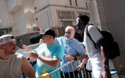 Jordy Caicedo y los hinchas de la Tricolor que lo recibieron a su regreso a Columbus.