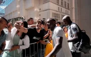 John Yeboah Zamora y Moisés Caicedo con los hinchas en Columbus.