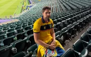 Con música, humor y creatividad, Johann Vera ha llevado su apoyo a La Tri en el Mundial.