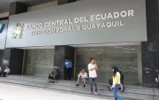 Personas caminan al pie del edificio del Banco Central de Ecuador, en Guayaquil.
