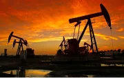 El trabajo para extraer el petróleo desde los pozos.