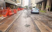 Obras en el centro de Guayaquil dejan al descubierto rieles históricos.