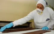 Fundada hace más de un siglo, La Universal es considerada una de las pioneras de la industria de confitería y derivados del cacao en Ecuador.