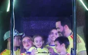 El ultraderechista Abelardo de la Espriella ganador de la segunda vuelta presidencial de este domingo en Colombia celebra con su familia