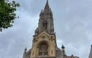 En la imagen, fachada de la iglesia decimonónica en la que han anidado dichas aves, en el barrio parisino de Ménilmontant.