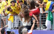 El técnico ecuatoriano Sebastián Beccacece abrazado por los hinchas que lo resistían.