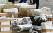 Una foto referencial que muestra la cantidad de cintas que se pone en las cajas para enviar.