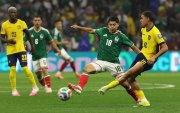 Obed Vargas (c) de México disputa un balón con Kendry Páez (d) de Ecuador en el reciente partido donde la Tri quedó eliminada del Mundial.