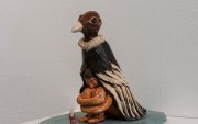 A través de la escultura, el artista entra en diálogo con los ritmos, residuos y fluctuaciones del Machángara.