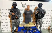Alias El Gato fue detenido durante un allanamiento en Rioverde, donde también se decomisaron armas, municiones y marihuana.