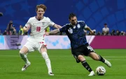 Lionel Messi (d) completa un remate al arco ante los ingleses.