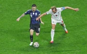 Lionel Messi (i) supera la marca de Harry Kane.