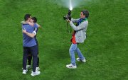 El director técnico argentino Lionel Scaloni se fundió en un abrazo de felicitación con Lionel Messi tras la derrota ante los inlgeses.