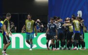 Jugadores de Argentina celebran en el partido de semifinales del Mundial tras vencer a Inglaerra 2-1.