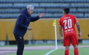 Tiago Nunes dirigiendo Liga de Quito en su último partido ante Universidad Católica, el miércoles, donde perdió 1-0.