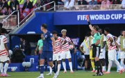 El árbitro brasileño Raphael Claus (d) dirigió Estados Unidos vs. Bosnia, en el Mundial 2026.
