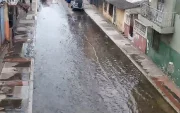 Acumulación de agua en una intersección de la calle 10 de Agosto.