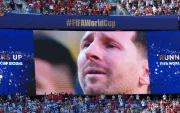 Una pantalla del estadio de Nueva Jersey muestra a Lionel Messi llorando tras perder la final del Mundial 2026 ante España.