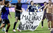 Jugadores argentinos con una pancarta  "Las Islas Malvinas son argentinas"