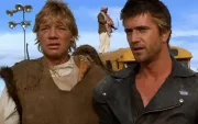 Mike Preston (izquierda), junto a Mel Gibson, durante el rodaje de 'Mad Max 2, el guerrero de la carretera'.