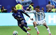 El delantero de Cabo Verde Sidny Lopes Cabral (i) en una de las acciones del partido contra Argentina en octavos de final.