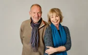Los actores Tom Chadbon y Lalla Ward en 2013, reunidos para grabar el audiodrama de Doctor Who "The Paradox Planet" con Big Finish Productions.