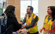 Uno de puntos de información que se han instalado para atender cualquier duda de los extranjeros que llegarán a Quito, para la Asamblea Internacional de los Testigos de Jehová.