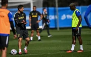 Moisés Caicedo (d) junto al entrenador Xabi Alonso, en la práctica de Chelsea.
