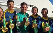 Jefferson Pérez (centro) nuevo presidente del COE junto a varios deportistas de Ecuador.