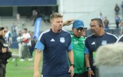 La cara del entrenador Cristian Nasuti lo dice todo, preocupa la situación del Bombillo.