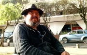 Secaira, nacido en Quito en 1971, ha publicado nueve libros de poesía y un volumen de ensayos. En 2012 obtuvo el Premio Nacional de Poesía Jorge Carrera Andrade por No es dicha y, en 2023, recibió el Premio Poesía Paralelo Cero.