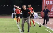 Cristian Nasuti dirige en la zona técnica de Emelec ante Guayaquil City.
