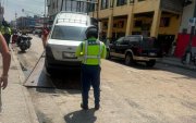Vehículo con placas ocultas en Guayaquil recibe multa de $241.