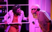 La idea del barrio permitió construir una dramaturgia que conserva la estructura de las piezas originales, pero incorpora elementos que las conectan entre sí.