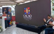 Merlyn Casanova, directora de Anecacao, presenta la marca de cacao que va a representar a Ecuador.