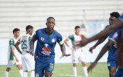 Anthony Bedoya como si fuera un 9 estuvo para poner la cabeza y a festejar.