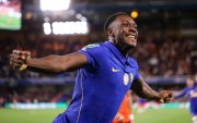 Danny Welbeck marcó en la victoria de Chelsea.
