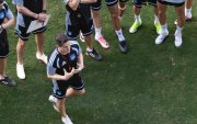 El director técnico argentino Ezequiel Medrán en su primera charla técnica con los integrantes del Bombillo, de cara al partido ante Leones en el Capwell.