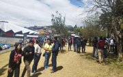 Evacuación. Alumnos y profesores de la Escuela Politécnica Nacional fueron evacuados por la emergencia registrada en el sector.