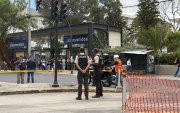 Hombres de la Policía llegaron hasta el lugar para verificar la alerta.