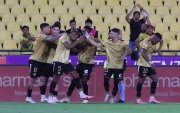 La plantilla del Barcelona SC festeja un gol en el estadio Monumental de Guayaquil.