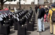 Pacientes y familiares participaron en un plantón en Ecuador para exigir al Estado garantías para la continuidad de los tratamientos de diálisis.