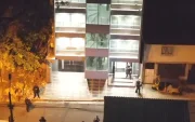 El edificio intervenido en el Guasmo Sur cuenta con piscina en la terraza, parrilla y acabados de alto costo.