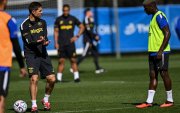 Moisés Caicedo (i) en la práctica de Chelsea ante Xabi Alonso.