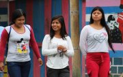 Convivencia. Jóvenes Chachis caminan por su comunidad, frente al desafío de mantener viva su lengua.